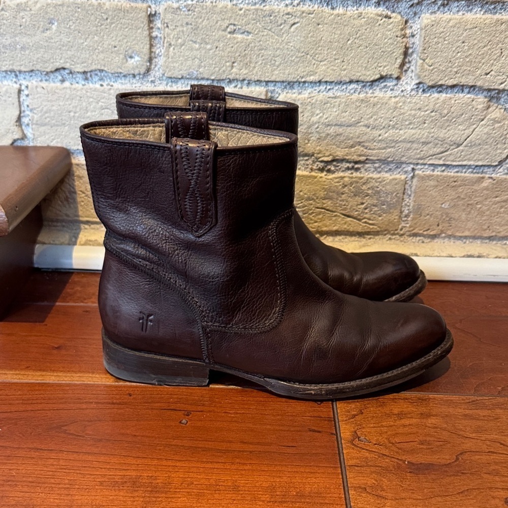 Frye Chocolate Brown Kate
Short Leather Boots